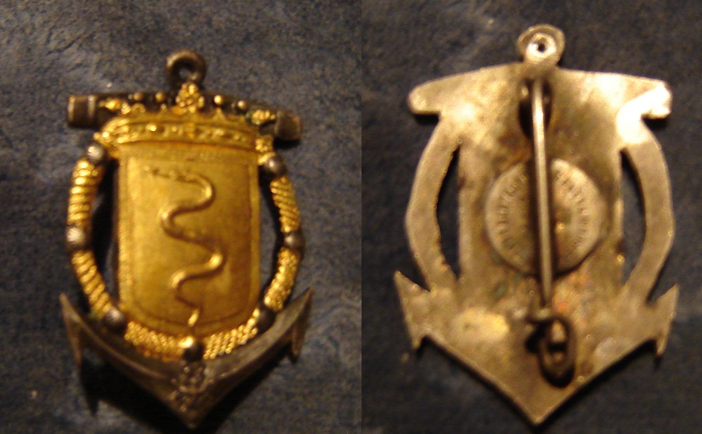 Pe spate are scris: <br />Arthus Bertrand  <br />      Paris<br />46 Rue de Rennes