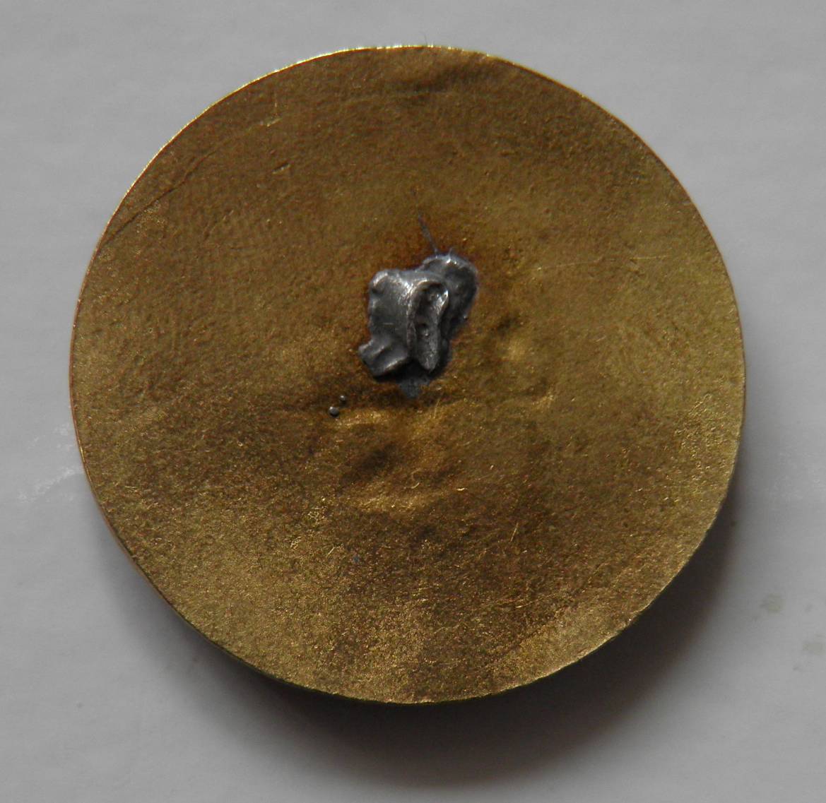 Am pus si poza cu reversul celor doua insigne.