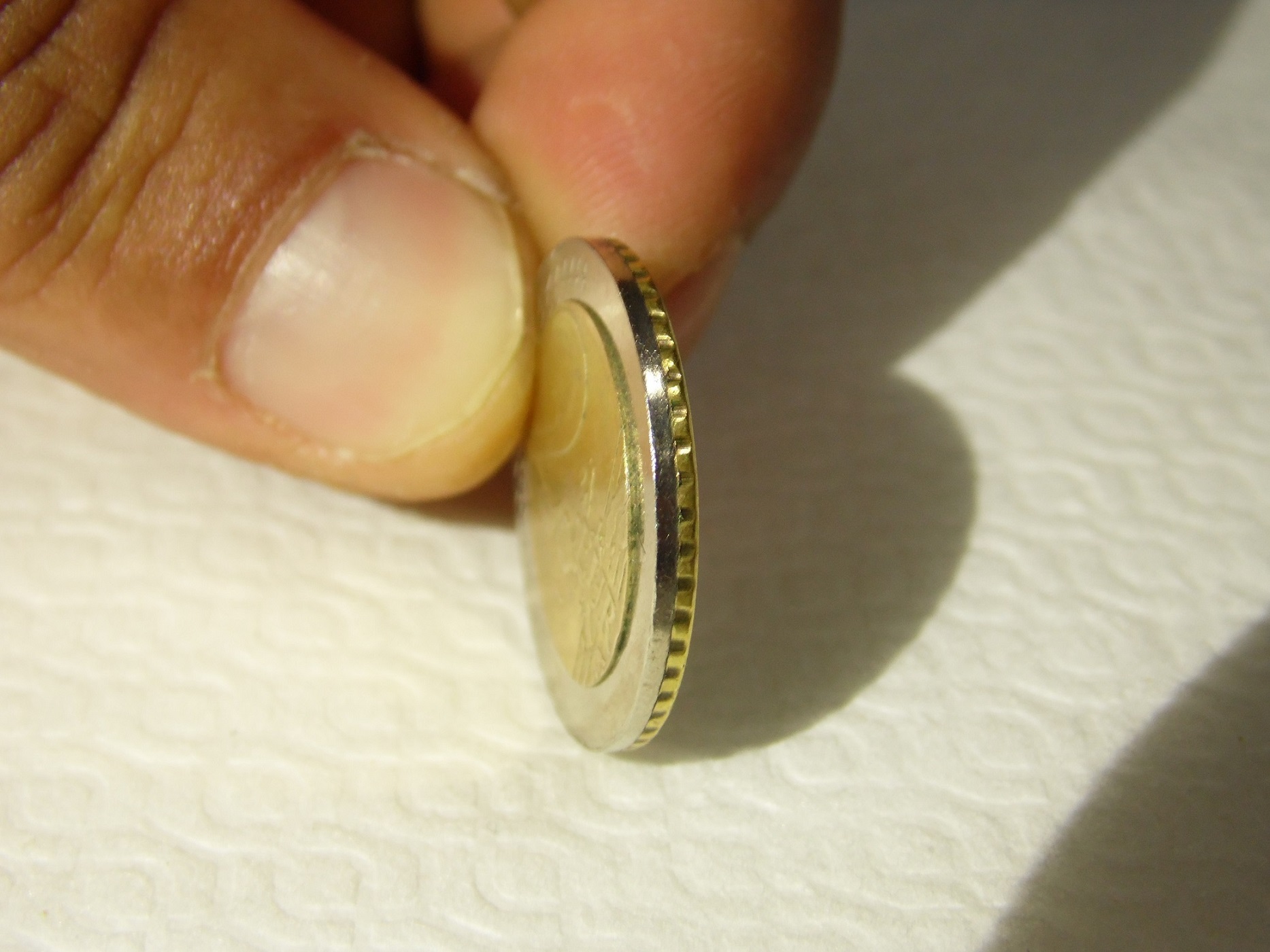 grosimea este egala cu a unei monede de 50 de centi