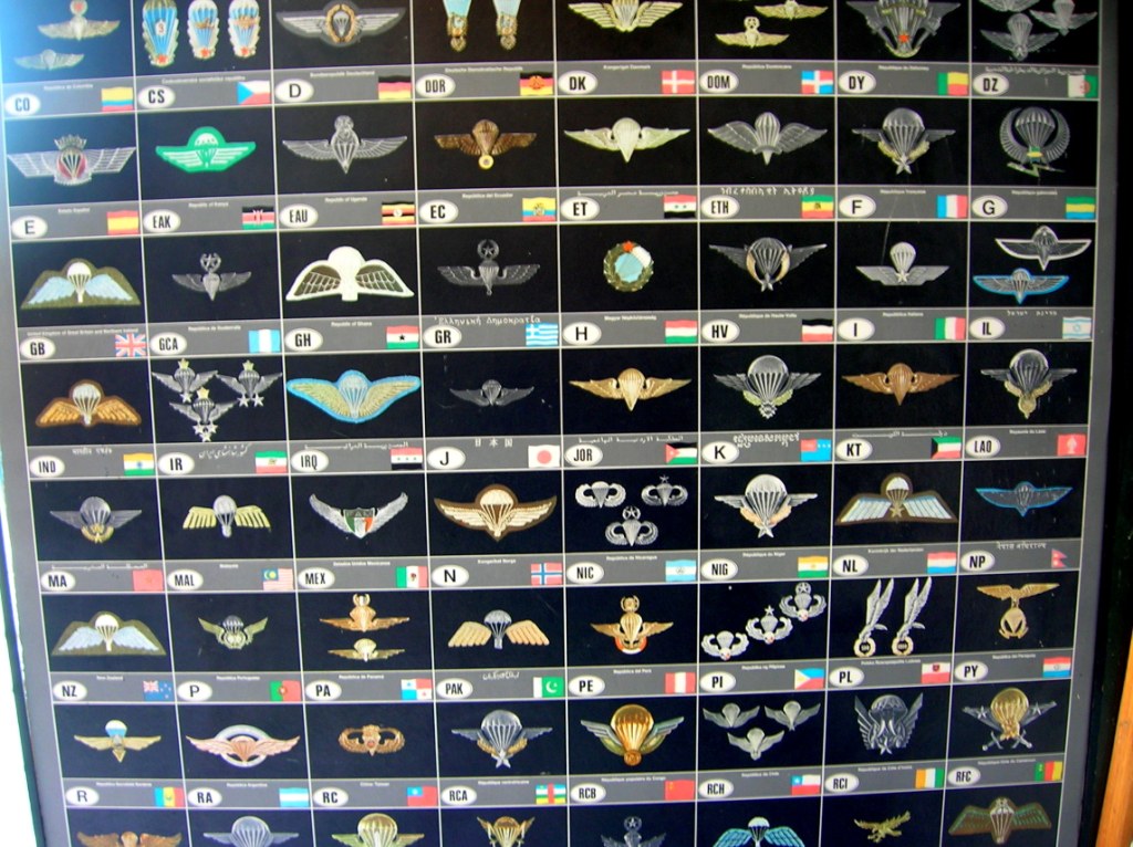 Brevets_militaires_parachutistes_du_monde_entier2.jpg