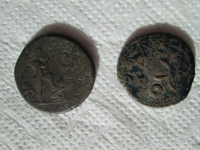 Buna ziua.Va rog sa ma ajutati sa identific aceste 2 monede.Multumesc !!