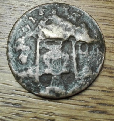 dupa cate imi dau seama anul este 16xx, prima cifra este 1, a doua cred ca este 6, iar celelalte două cifre nu se disting foarte clar. Sub anul emiterii se distinge o coroană, iar sub coroană este un blazon pe care nu pot sa-l identific. Pare a fi un vultur bicefal. Poate fi un Kreuzer de la mijlocul secolului XVII. Am căutat și nu am gasit încă pe net un Kreuzer din acea perioadă care să semene cu moneda mea.