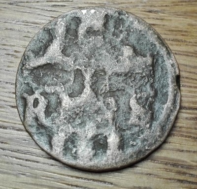 Diametrul monedei este de 29.00 mm, iar masa este de 11 g. Materialul din care este facută moneda cred ca este cupru. In partea de jos am identificat litera R si S, iar pe partea centrala cred ca sunt trei coroane. Am cautat monede asemanatoare din acea perioada si am gasit 1663. Felipe IV. Burgos. R. 16 maravedís. (Cal. 1249) (J.S. M-4). 3,86 g. Busto grande. MBC.