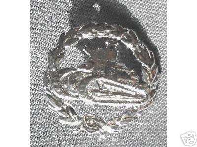 insemn regalist tanchist cu lauri.jpg