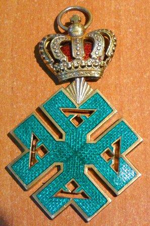 La partea din bratul drept emailul este sarit (exfoliat)